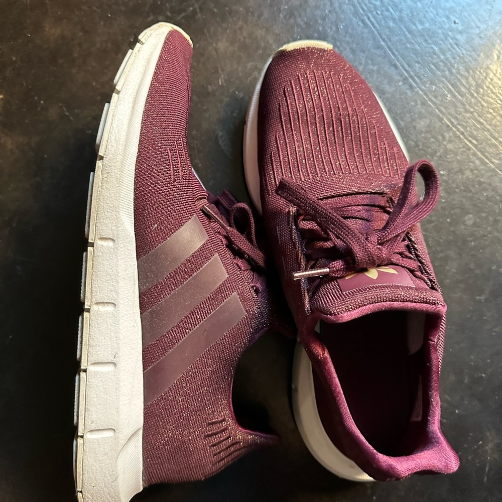 Adidas sneaker tennis shoe maroon size 8.5
